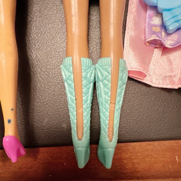 Barbie and clothes bundle - Picture 5 of 5